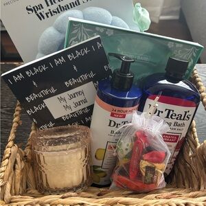 Dr Teal's Bath Gift Set with Candle
